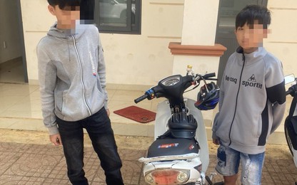 Xử phạt hai thiếu niên ở tỉnh Đắk Lắk đi xe máy không đội mũ bảo hiểm, vượt đèn đỏ