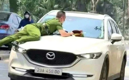 Video tài xế ôtô Mazda hất công an lên nóc capo bỏ chạy trên đường phố Hà Nội