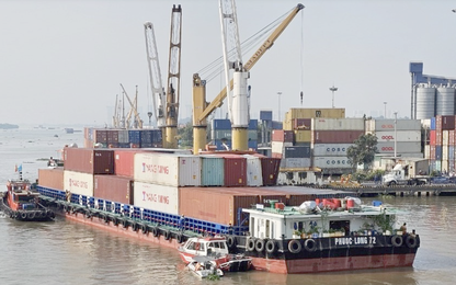 Tàu chở container 4.600 tấn đứt neo, mắc kẹt dưới gầm cầu Đồng Nai