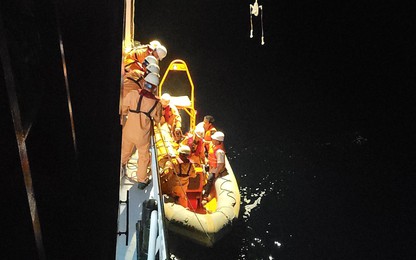Vượt sóng trong đêm, cứu ngư dân gặp nạn tại khu vực vùng biển quần đảo Hoàng Sa