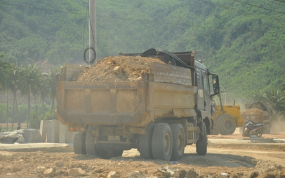 Video: Xe ben chở đất cơi nới thành thùng, có dấu hiệu quá tải "náo động" QL1 qua tỉnh Phú Yên