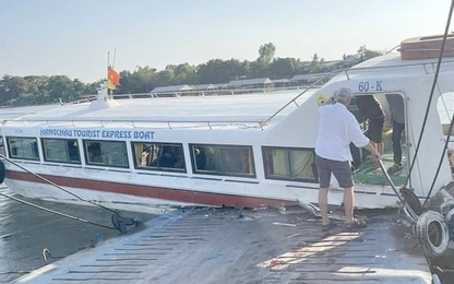An Giang: Điều tra nguyên nhân vụ tàu du lịch va chạm với phà khiến 3 người bị thương