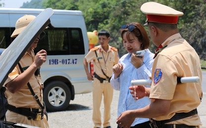 CSGT Hoà Bình giúp đỡ người nữ tài xế ôtô gặp sự cố xe chết máy dưới nắng nóng trên 40 độ C