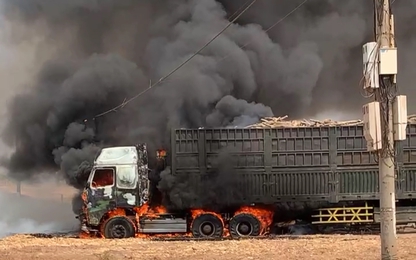 Video xe đầu kéo ở Đắk Lắk đang dừng bốc hàng bất ngờ bốc cháy dữ dội