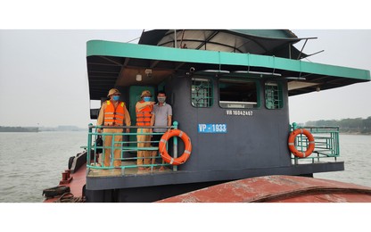 Video cảnh sát đường thủy Hà Nội bất ngờ kiểm tra tàu, thuyền chở quá tải trên sông Hồng