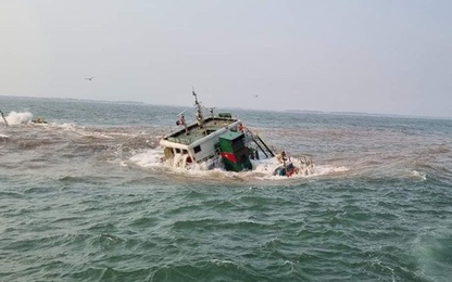 Cận cảnh hiện trường cứu 10 thuyền viên tàu SUNRISE 268 bị nạn ở vùng biển cửa Ba Lạt