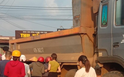 Xe máy va chạm với xe tải ở Đắk Lắk, cháu bé 8 tuổi tử vong thương tâm
