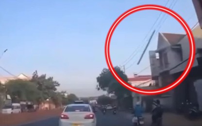 Video: Người phụ nữ đi xe máy trên đường ở Đắk Lắk bị thanh sắt từ công trình rơi trúng đầu