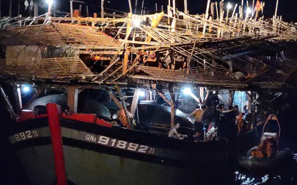 Hiện trường cứu ngư dân bất ngờ đột quỵ trên tàu cá tại khu vực đảo Tri Tôn