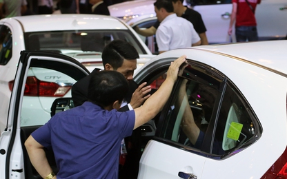 Khách Việt hạn chế mua ô tô
