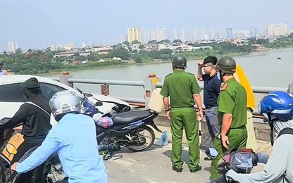 Hà Nội: Ôtô nổ lốp giữa cầu Thanh Trì, tài xế nhanh trí đánh lái để không lao xuống sông