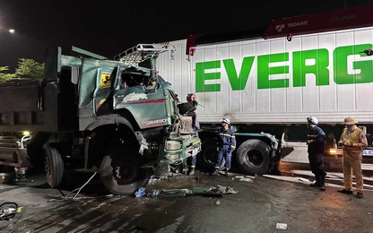 Cảnh sát cắt cabin cứu tài xế xe tải "hổ vồ" sau tai nạn với xe đầu kéo