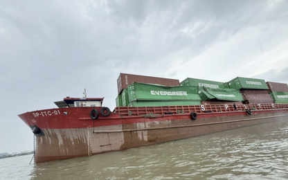 Sà lan va chạm tàu hàng, nhiều thùng container rơi xuống sông Đồng Nai