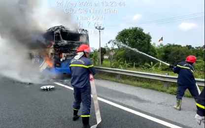 Video: Đang lưu thông trên cao tốc, xe khách bất ngờ bốc cháy