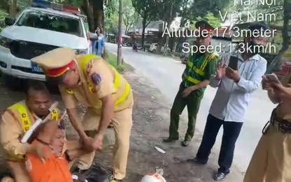 Video: Có nồng độ cồn bị giữ xe, người đàn ông ở Hà Nội lăng mạ rồi tát CSGT
