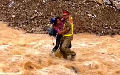 Video Thượng úy công an lao vào dòng nước lũ cứu người phụ nữ ở Hà Giang