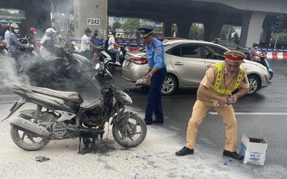 Video CSGT, TTGT nhanh trí dùng bình cứu hỏa dập lửa xe máy bốc cháy tại Hà Nội