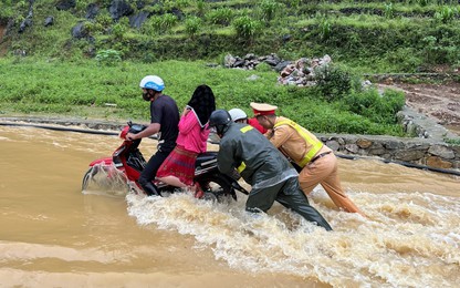 Video: CSGT Hà Giang lội nước đưa 400 du khách nước ngoài qua điểm ngập trên QL4C