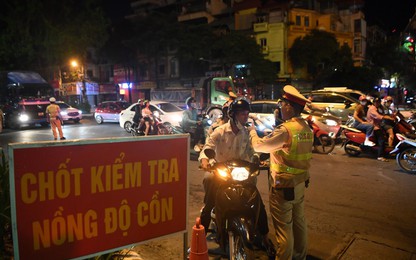Kiểm tra xuyên đêm, CSGT Hà Nội phát hiện nhiều tài xế "ma men" vi phạm vượt mức kịch khung