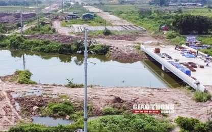 Video: Cận cảnh lưới điện chằng chịt trên công trường Vành đai 4 Hà Nội