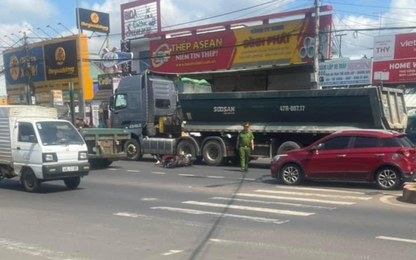 Video hiện trường va chạm với xe đầu kéo trên đường Hồ Chí Minh qua Đắk Lắk, 2 vợ chồng đi xe máy thương vong