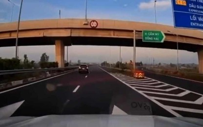 Video: Phạt 17 triệu, tước GPLX nữ tài xế đi lùi trên cao tốc TP. HCM - Long Thành - Dầu Giây