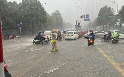 Cận cảnh nhiều tuyến đường Hà Nội ngập sâu sau mưa lớn, CSGT căng mình hướng dẫn giao thông