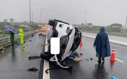 Ôtô con tự lật trên cao tốc, tài xế tử vong tại chỗ, người đi cùng bị thương