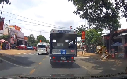 Video xe khách 16 chỗ ở Đắk Lắk chạy tốc độ cao, vượt đèn đỏ trên QL26
