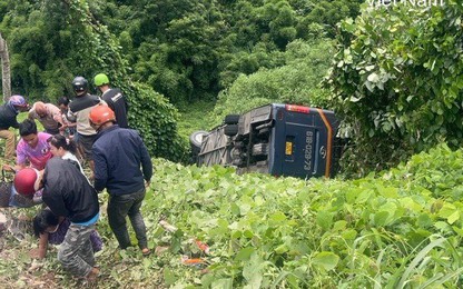 Video hiện trường ô tô khách chở 45 người lao xuống vực sâu trên QL28 ở Đắk Nông, nhiều người bị thương