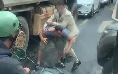 Đắk Lắk: Chú rể đuổi đánh tài xế xe ben sau va chạm giao thông trên đường phố