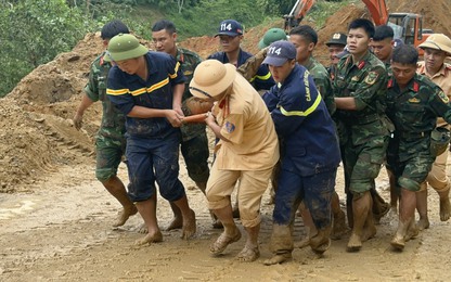Cận cảnh hiện trường cứu hộ vụ sạt lở đất ở Hà Giang khiến 10 người tử vong
