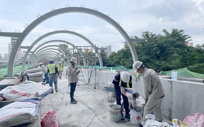 Đẩy nhanh thi công hoàn thành 9 cầu bộ hành trên tuyến metro Bến Thành - Suối Tiên