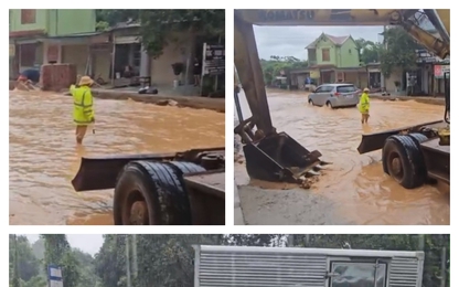 Video CSGT Nghệ An dầm mưa, lội nước đẩy xe tải giúp dân qua điểm ngập