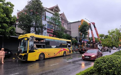 Video: Cận cảnh xe tải va chạm cực mạnh xe khách đang chở 30 người tại Hà Tĩnh