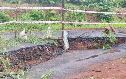 Mưa to kéo dài làm 2 tuyến đường đang thi công ở Đắk Nông bị sạt lở gây chia cắt giao thông