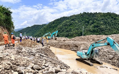 Biểu dương tinh thần dũng cảm, dấn thân của những người bảo đảm giao thông trong bão lũ