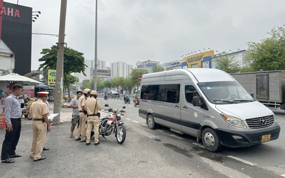 Đội CSGT Phú Lâm xử phạt nhiều xe khách dừng, đỗ sai quy định trước Bến xe Miền Tây