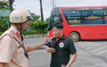 CSGT TP. HCM kiểm tra nồng độ cồn, ma túy đối với tài xế xe khách tại Bến xe Miền Đông