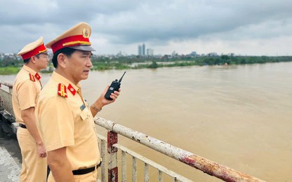 Cảnh sát đường thủy Hà Nội cứu hộ phương tiện thủy lật chìm trên sông Hồng