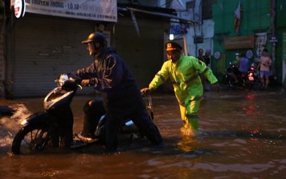 Đội mưa phân luồng, giúp dân qua điểm ngập