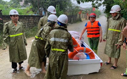 Chùm ảnh: Người lao động ngành GTVT chia sẻ khó khăn với người dân bị ảnh hưởng bởi mưa lũ