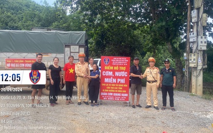 Yên Bái: CSGT hỗ trợ vận chuyển nhu yếu phẩm đến đồng bào bị cô lập do mưa lũ