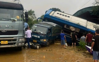 Hà Giang: Sạt lở QL2 vùi lấp nhiều ôtô và người dân 