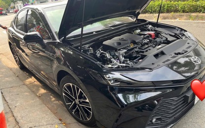 Chạy hơn 200 km, Toyota Camry 2025 đầu tiên bán lại giá khó tin