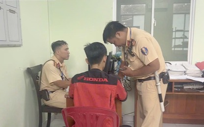 CSGT TP.HCM xử phạt vợ quay clip chồng chạy xe máy bằng 1 bánh rồi đăng lên TikTok