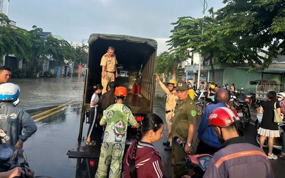 CSGT TP.HCM dùng xe chuyên dụng đưa học sinh và giáo viên qua các điểm nước ngập