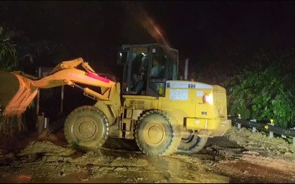 Dầm mưa, xuyên ngày đêm khắc phục sạt lở thông đường Hồ Chí Minh qua đèo Lò Xo