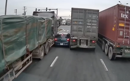 Ô tô con kẹp giữa container, sai lầm nhiều lái xe mắc phải