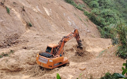 Video khắc phục sạt lở, thông tuyến đường Hồ Chí Minh qua đèo Lò Xo